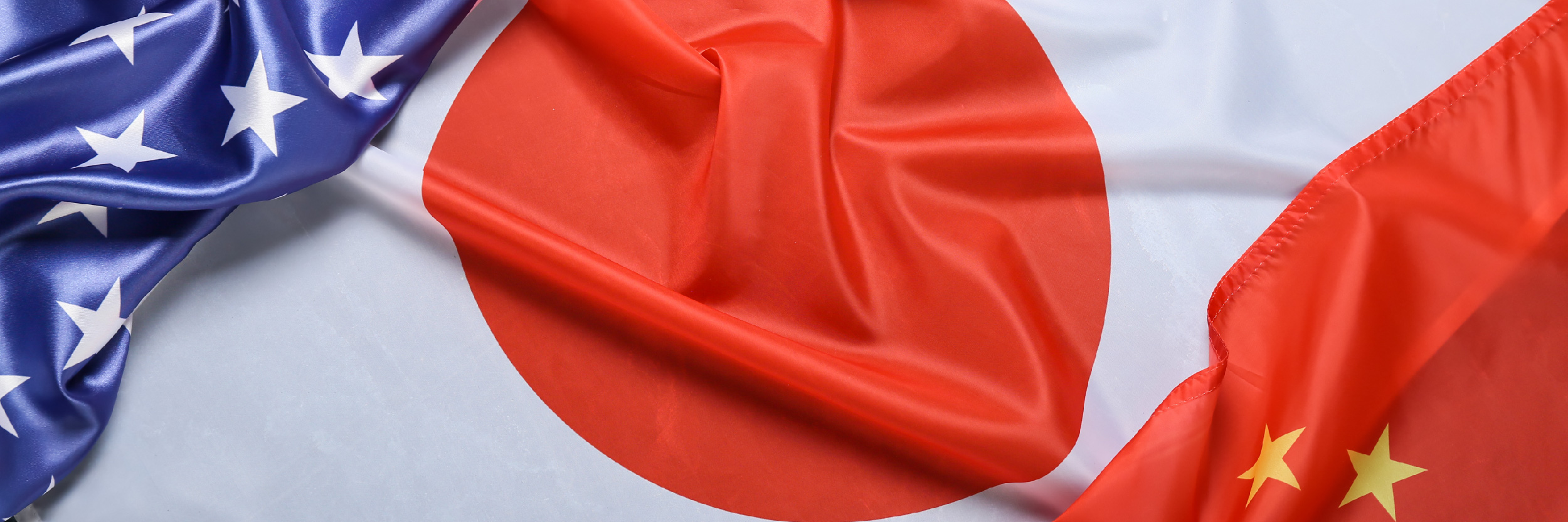 Bandera de Japón entre banderas de Estados Unidos y China